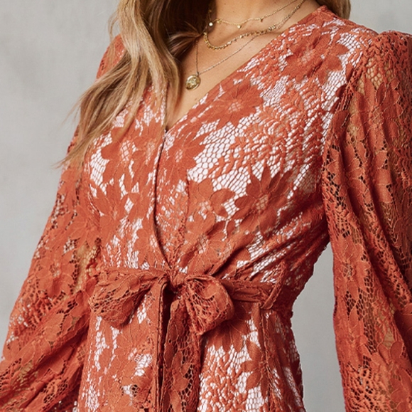 Romantic Lace Dress with Puff Sleeves and Belt - Picture 2 of 7